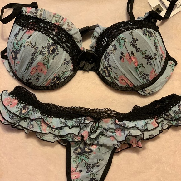 Brazilian bra and panty set - Picture 3 of 8